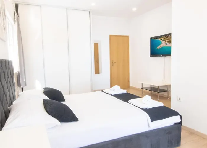 Cvita Free Parking Makarska